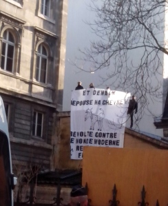 Des opposants à la manifestations ont déclenché une polémique en affichant cette banderole